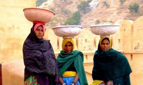 WOMEN PLUS - Closing doors