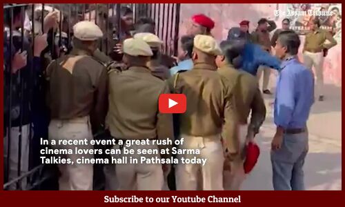 Pathsala: Fans create ruckus at movie theatre to watch Pathaan